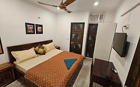 Gautam Nagar Homestay South Delhi